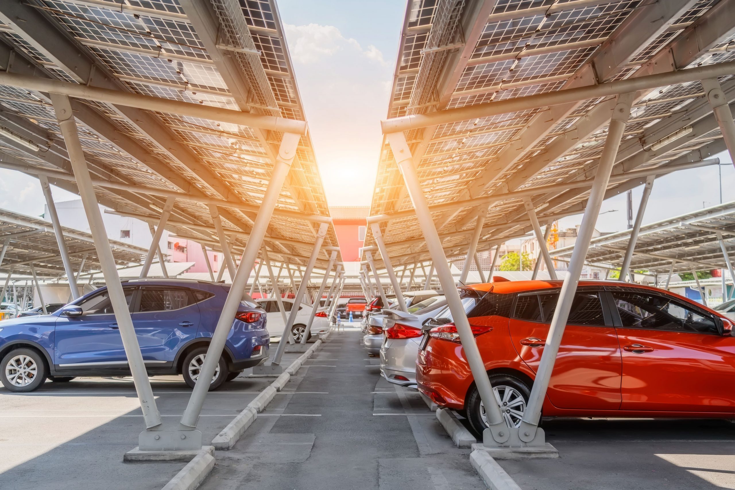Photovoltaik-Carport auf einem Firmenparkplatz mit Autos – nachhaltige Energiegewinnung und Fahrzeugschutz